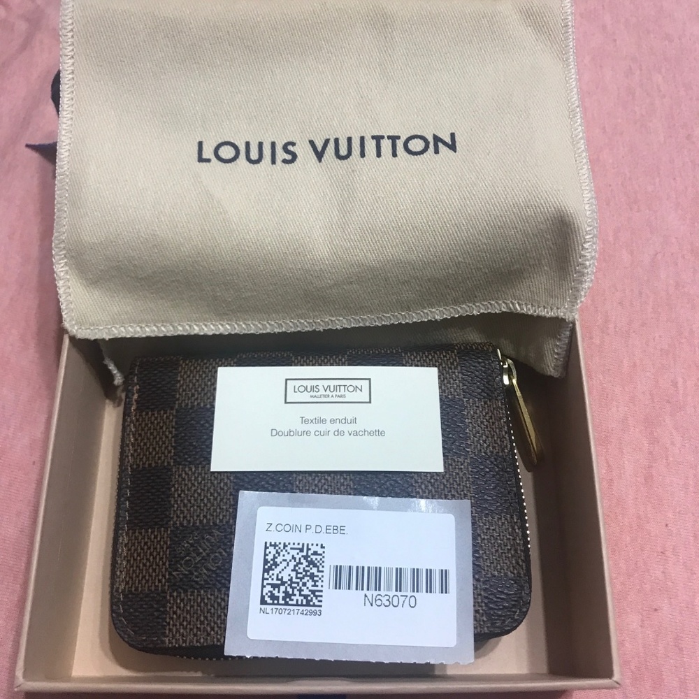 Authentic Louis Vuitton Zippy Coin Purse!